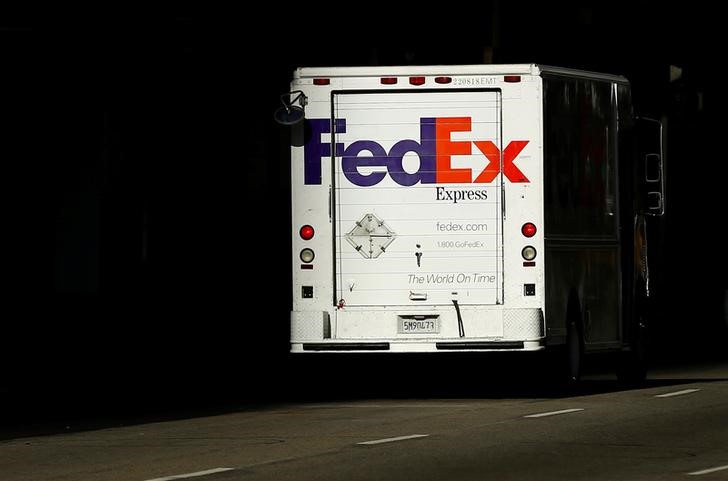 © Reuters. FILE PHOTO: A Federal Express truck on delivery is pictured in downtown Los Angeles