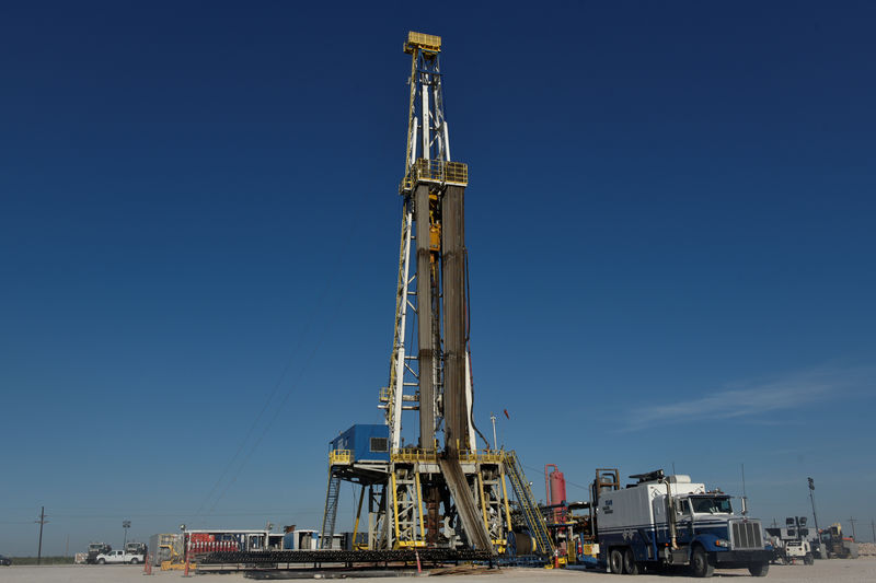 © Reuters. Буровая установка на нефтяном месторождении Permian на участке, принадлежащем Oasis Petroleum, вблизи города Уинк, штат Техас
