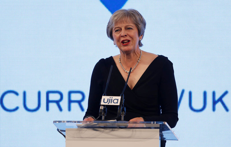 © Reuters. رئيسة وزراء بريطانيا تتعهد بالدفاع عن اليهود وإسرائيل