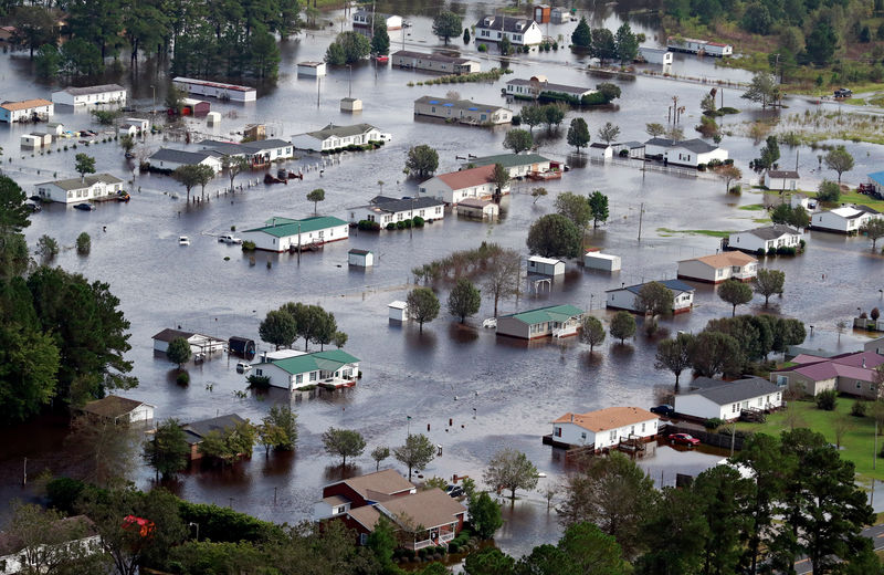 © Reuters. Ruas alagadas pela tempestade Florence em Lumberton, na Carolina do Norte