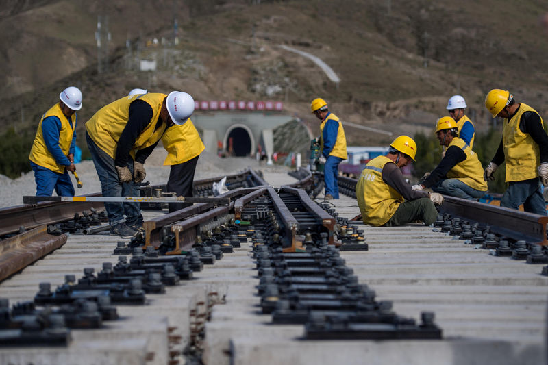 © Reuters. Homens trabalham em construção de ferrovia ligando Sichuan ao Tibet, na Região Autônoma do Tibet, na China