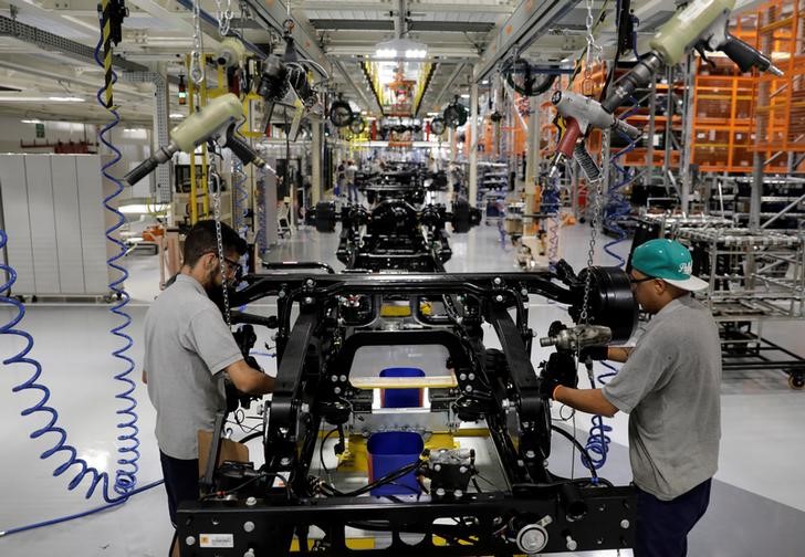 © Reuters. Trabalhadores em linha de montagem de fabrica de caminhões em São Bernardo do Campo