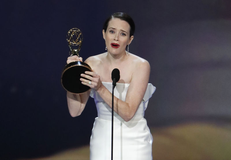 © Reuters. Atriz Claire Foy recebe prêmio Emmy