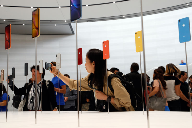© Reuters. Pessoas tiram fotos dos novos produtos da Apple após lançamento em Cupertino, Califórnia