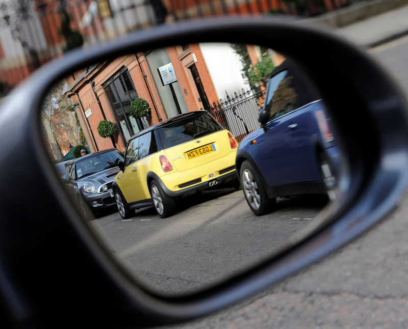 © Reuters. FILE PHOTO: Mini cars are seen reflected in a car mirror in central London