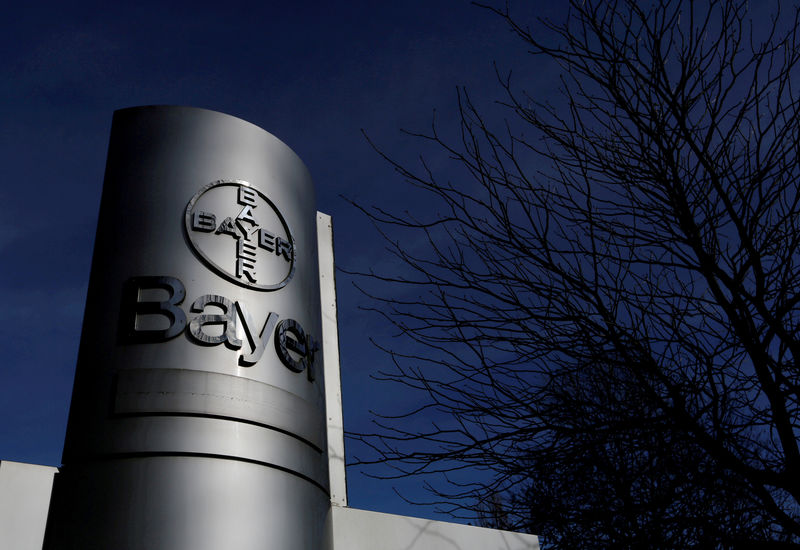 © Reuters. FILE PHOTO: The logo of Bayer AG is pictured at the Bayer Healthcare subgroup production plant in Wuppertal