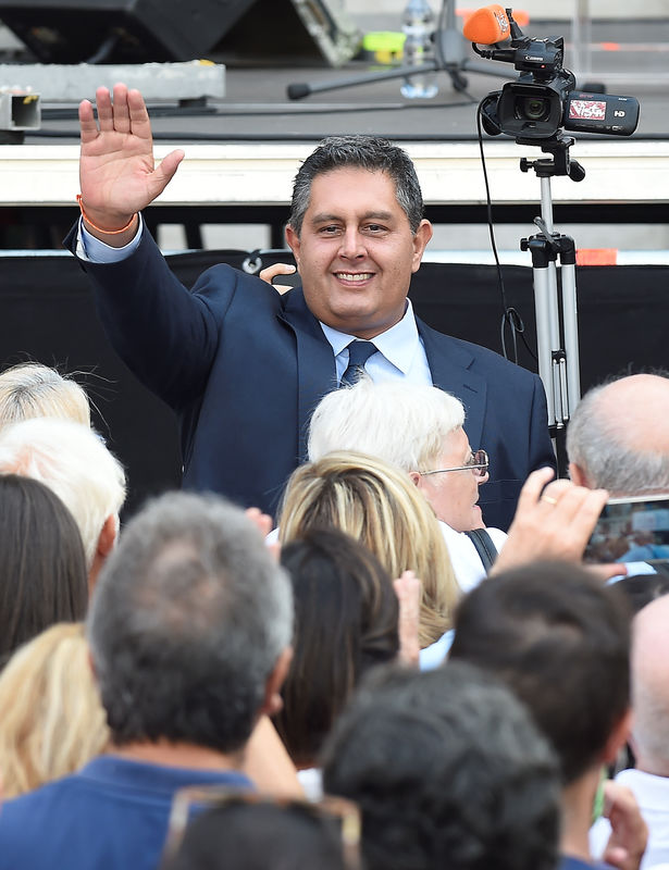 © Reuters. President of Liguria Giovanni Toti waves during the day of commemoration to mark one month since Morandi bridge collapsed in Genoa