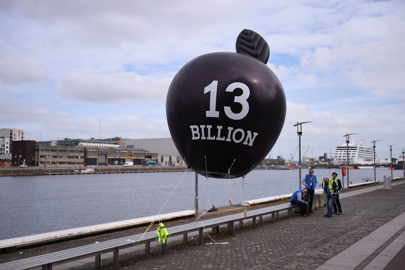 © Reuters. FILE PHOTO: A balloon depicting Apple inc, is tethered before a protest against household water charges in Dublin