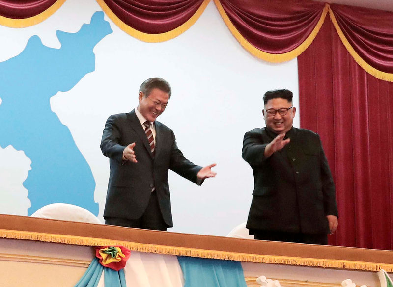 © Reuters. Presidente da Coreia do Sul, Moon Jae-in, e líder norte-coreano, Kim Jong Un, assistem apresentação em teatro em Pyongyang