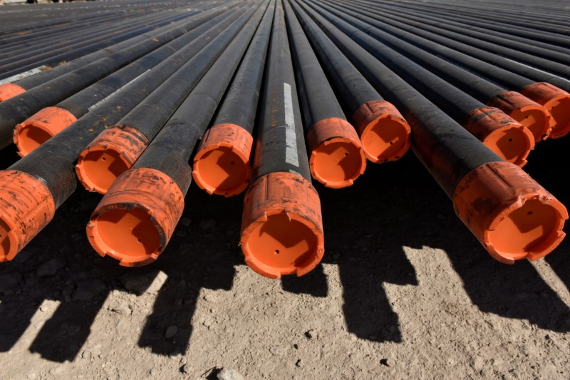 © Reuters. FILE PHOTO: Drill pipe is seen on a drilling site in the Permian Basin oil and natural gas production area near Wink