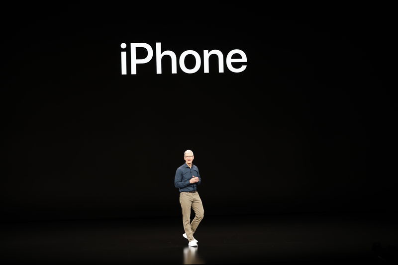 © Reuters. {{0|Tim Cook}}, presidente-executivo da Apple, fala durante apresentação da nova linha de produtos da empresa