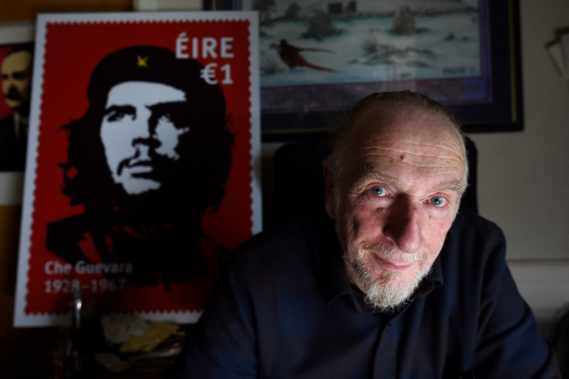 © Reuters. Fitzpatrick com pôster de Che Guevara em Dublin