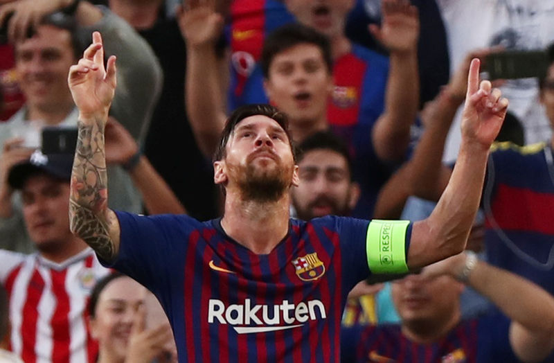 © Reuters. Lionel Messi celebra tras anotar el primer gol de los tres que marcó en la goleada 4-0 del Barcelona sobre el PSV por la Liga de Campeones
