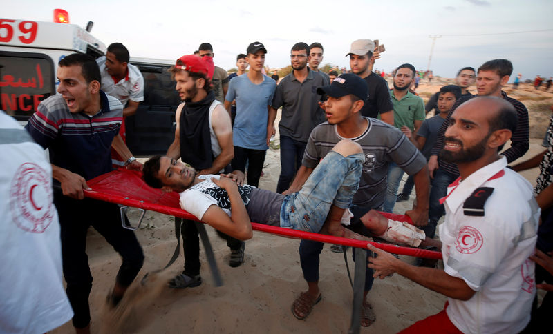 © Reuters. فلسطينيون يقولون إسرائيل أطلقت النار على محتجين في غزة وقتلت شخصين
