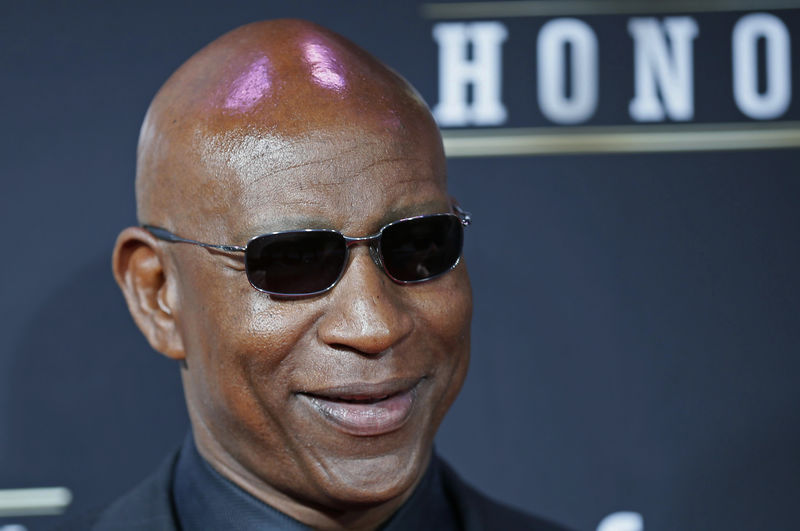 © Reuters. FILE PHOTO: Former NFL player Eric Dickerson arrives at the 2nd Annual NFL Honors in New Orleans