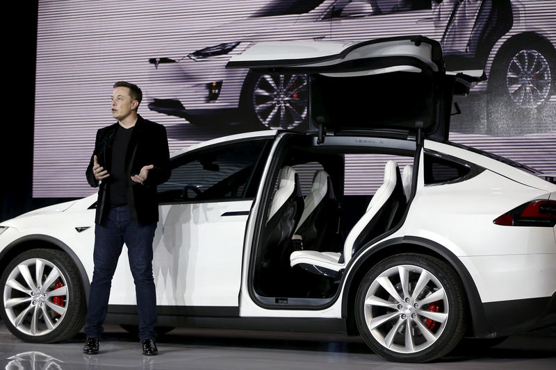 © Reuters. FILE PHOTO: Tesla Motors CEO Elon Musk introduces the Model X electric sports-utility vehicles during a presentation in Fremont, California