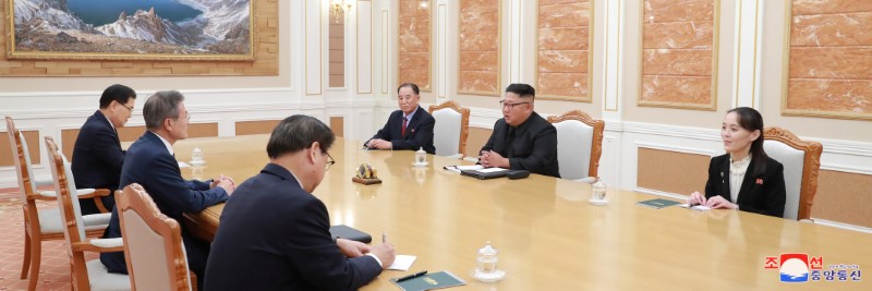 © Reuters. مون: كوريا الشمالية توافق على تفتيش دولي على تفكيك منشآتها النووية