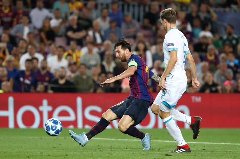 © Reuters. Foto del martes del delantero del Barcelona Lionel Messi marcando el 4-0 sonre PSV Eindhoven
