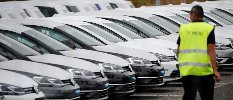 © Reuters. FILE PHOTO: New Volkswagen cars at the Berlin Brandenburg international airport