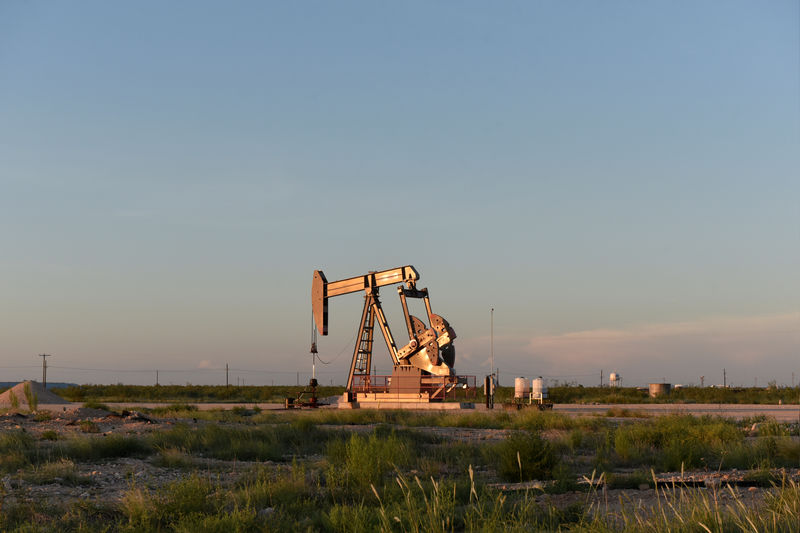 © Reuters. Станок-качалка на нефтяном месторождении в Мидленде