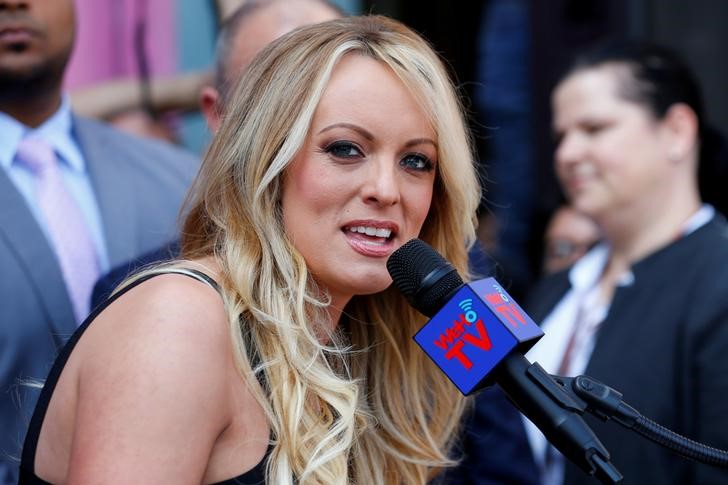 © Reuters. FILE PHOTO: Stormy Daniels speaks during a ceremony in her honor in West Hollywood, California