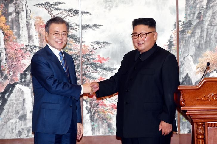 © Reuters. South Korean President Moon Jae-in shakes hands with North Korean leader Kim Jong Un during a joint news conference in Pyongyang