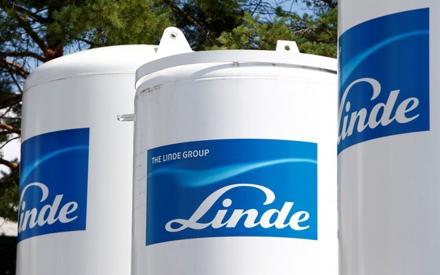 © Reuters. Linde Group logo is seen at company building in Munich