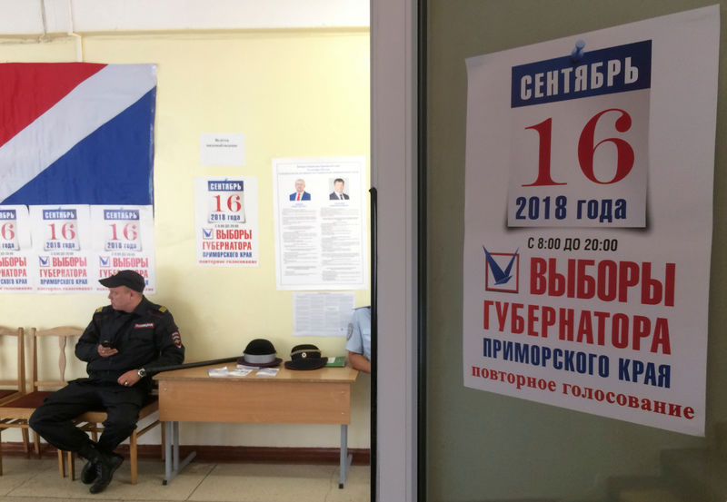 © Reuters. Полицейский на избирательном участке во время выборов губернатора Приморского края во Владивостоке