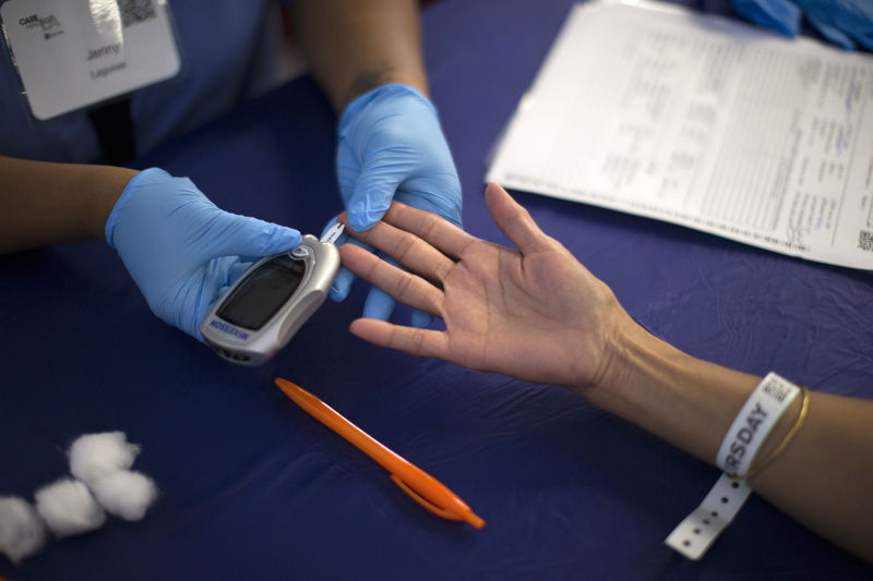 © Reuters. FILE PHOTO - A person receives a test for diabetes during Care Harbor LA free medical clinic in Los Angeles