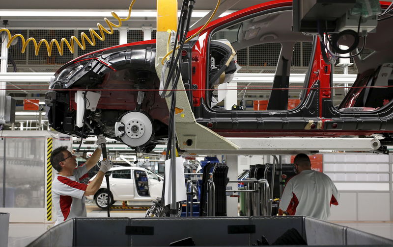 © Reuters. Industria se compromete a defender inversiones y empleo en plantas de coches