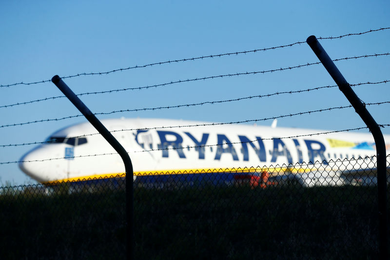 © Reuters. Un piloto gana la primera batalla legal contra el modelo de contratación de Ryanair