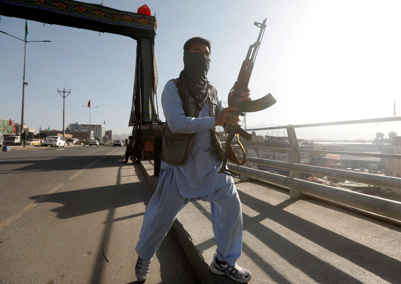 © Reuters. شيعة أفغانستان يتحسبون لوقوع هجمات في يوم عاشوراء