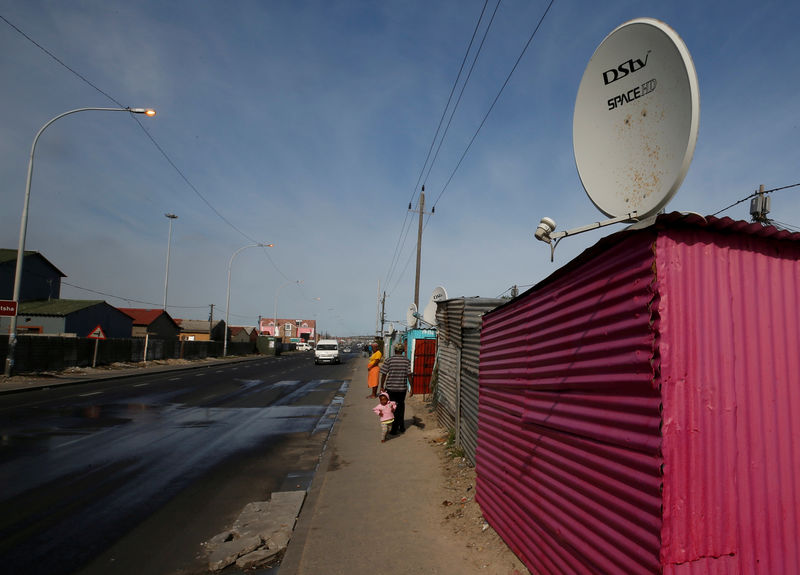 © Reuters. FILE PHOTO: A satellite dish connecting residents to South Africa's DSTV television network, owned by telecommunications giant Naspers in Khayelitsha township
