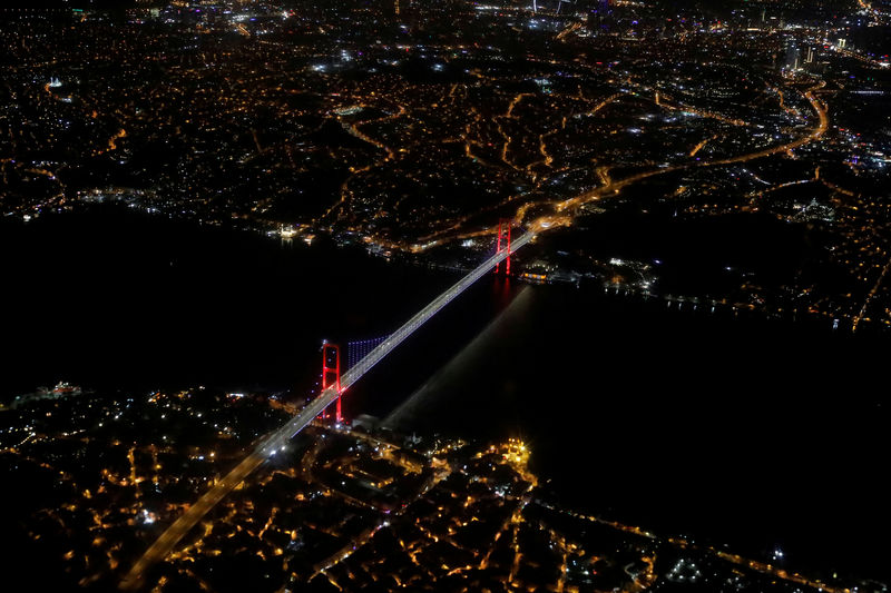 © Reuters. FILE PHOTO: Bosphorus strait and the Fatih Sultan Mehmet Bridge are pictured through the window of a passenger aircraft over Istanbul