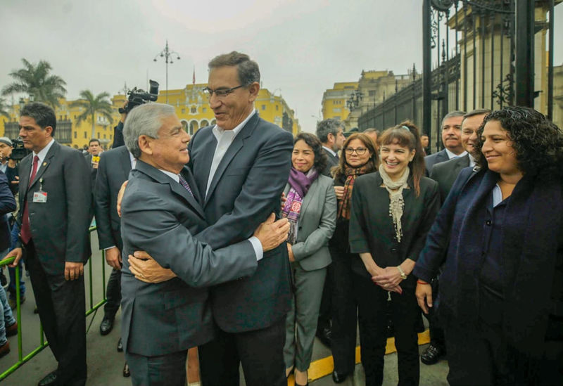 © Reuters. Peruvian President Martin Vizcarra (C) greets Prime Minister Cesar Villanueva outside Government Palace in Lima