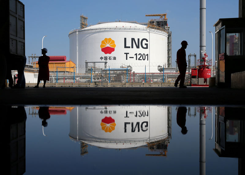 © Reuters. FILE PHOTO: A liquified natural gas (LNG) storage tank and workers are reflected in a puddle at PetroChina's receiving terminal at Rudong port in Nantong