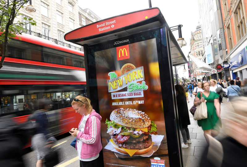 © Reuters. FILE PHOTO: FILE PHOTO: An electronic advertisement for a McDonalds food is seen at a bus stop on Oxford Street in London, Britain