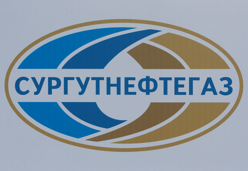 © Reuters. FILE PHOTO: The logo of Russian oil producer Surgutneftegaz