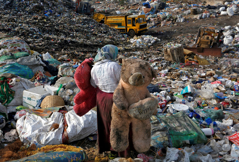 © Reuters. Mulher em lixão de Mumbai, na Índia