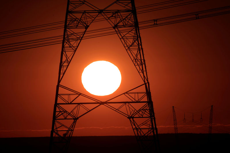 © Reuters. Linhas de transmissão de energia