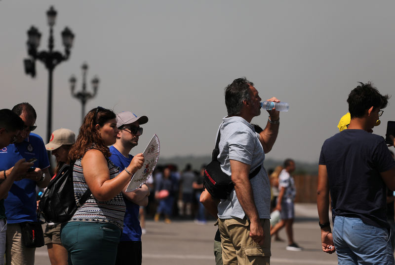 © Reuters. Turistas fazem fila em Madri sob calor forte