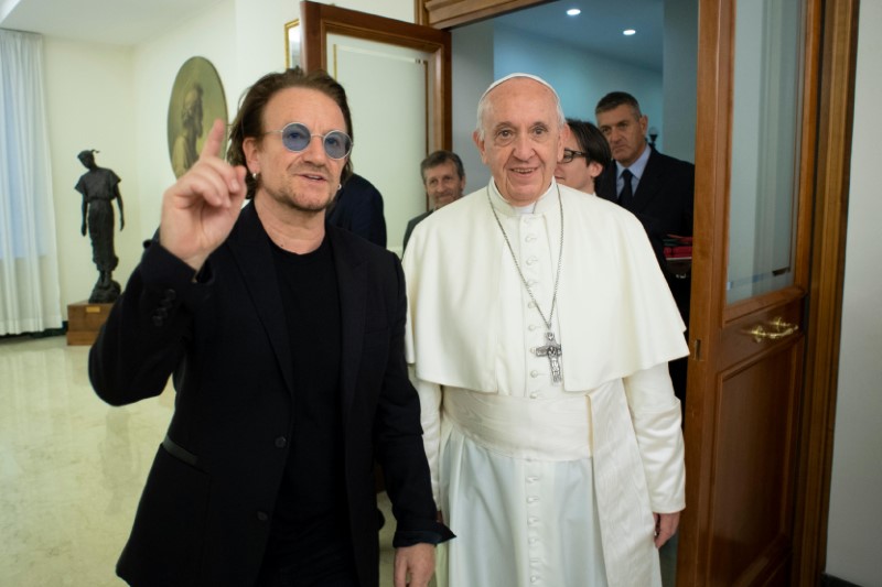 © Reuters. Bono se reúne com papa no Vaticano