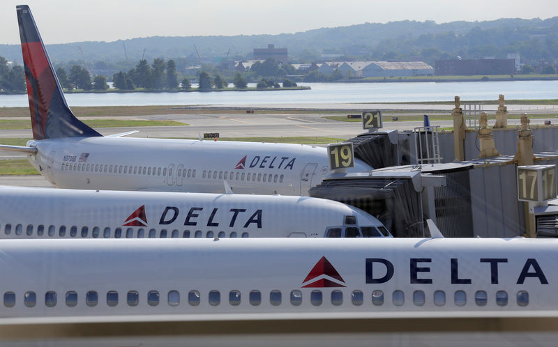 © Reuters. FILE PHOTO: Delta Airlines planes are parked at gates at Ronald Reagan Washington National Airport in Washington