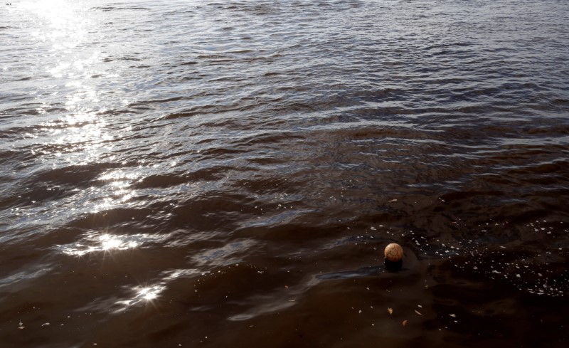 © Reuters. Bola de futebol no rio Amazonas na comunidade de Catalão, no Estado do Amazonas