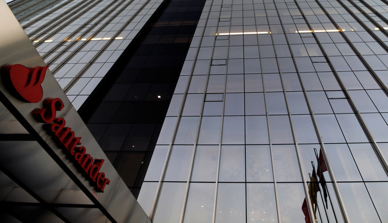 © Reuters. Logo do Santander em São Paulo, Brasil