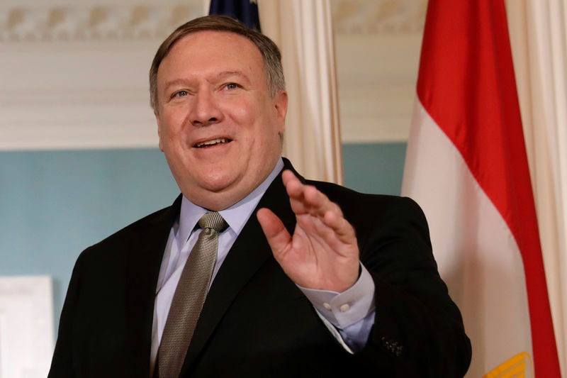 © Reuters. Pompeo acena durante reunião em Washington