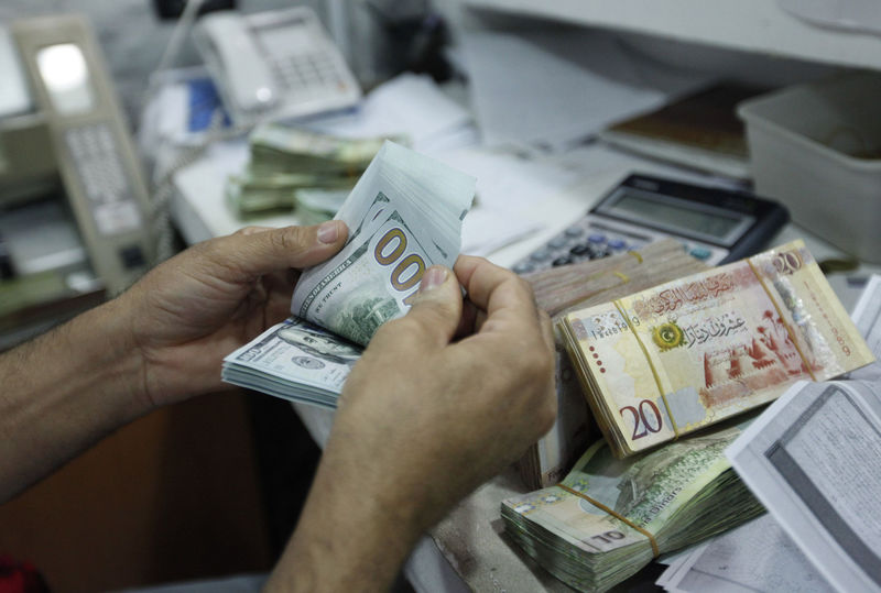 © Reuters. ليبيا تفرض رسوما على معاملات النقد الأجنبي لسد الفجوة مع السوق السوداء