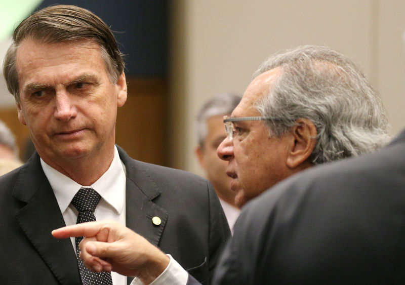 © Reuters. Jair Bolsonaro conversa com Paulo Guedes durante evento no Rio de Janeiro