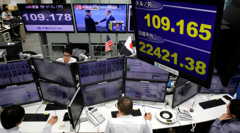 © Reuters. Monitors showing TV program on the inter-Korean summit , the Japanese yen's exchange rate against the U.S. dollar and Japan's Nikkei share average are seen at a foreign exchange trading company