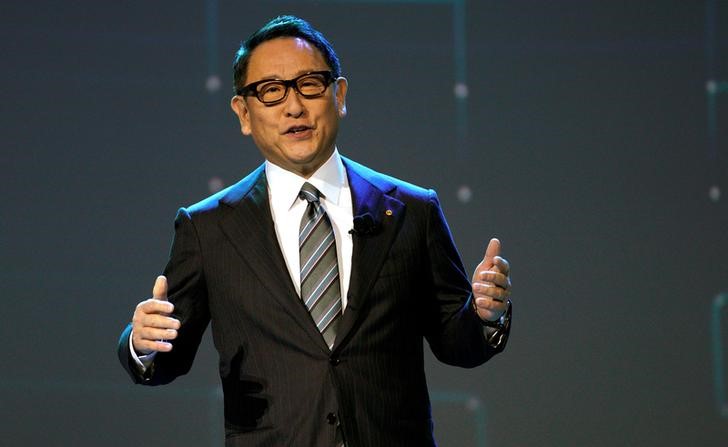 © Reuters. FILE PHOTO: Akio Toyoda, president of Toyota Motor Corporation, announces the "e-Palette", a new fully self-driving electric concept vehicle, in Las Vegas